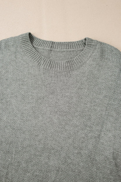 Hellgrauer pullover mit blumenärmeln und hängeschultern