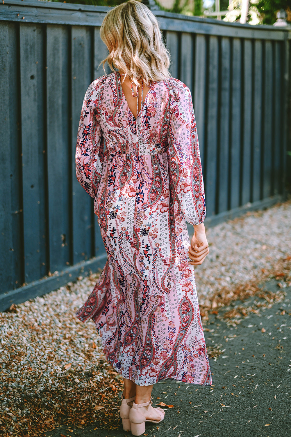 Mehrfarbiges boho paisley print v-ausschnitt maxikleid mit empire-taille