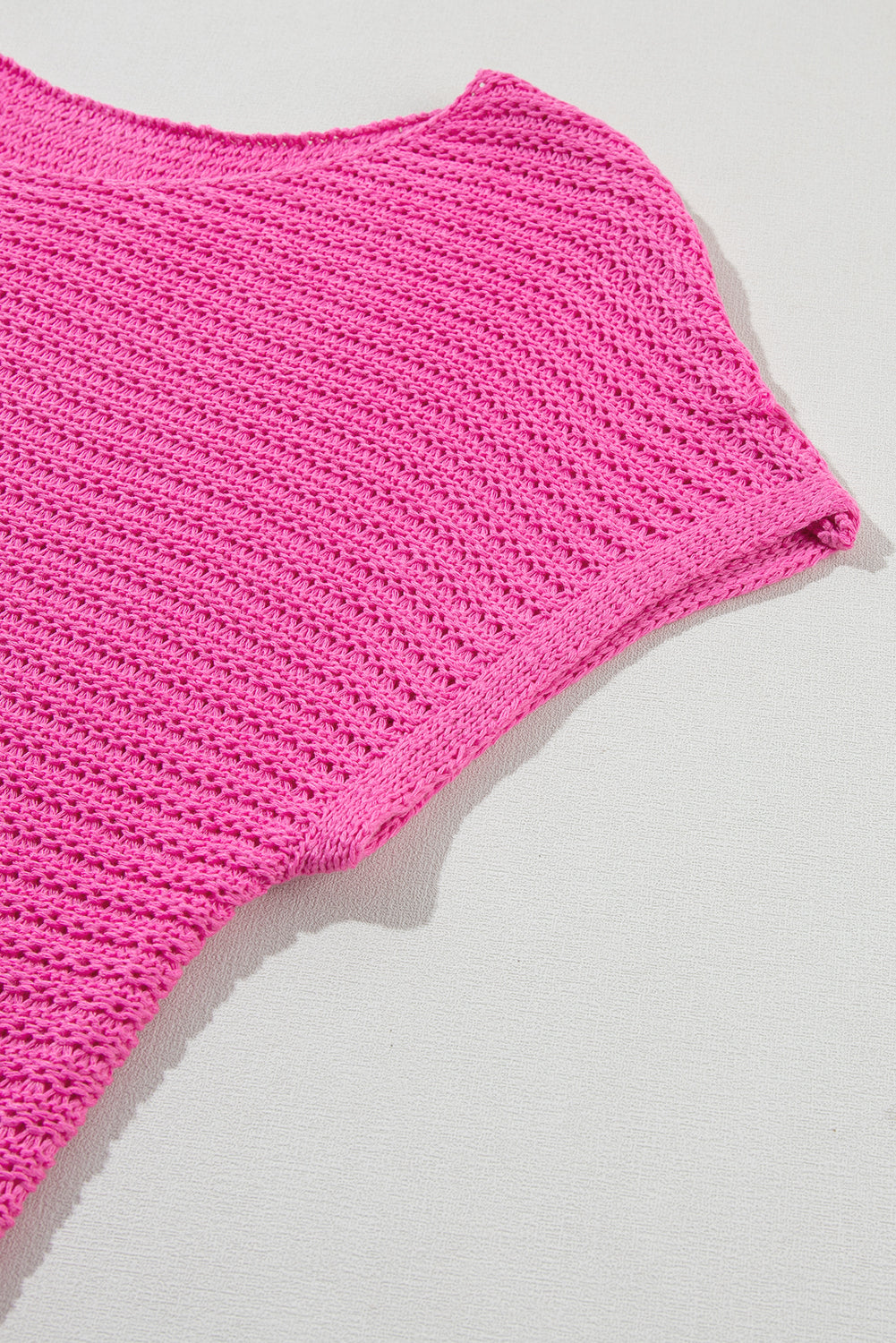 Rosa fester, lockerer strickpullover mit kurzen dolman-ärmeln