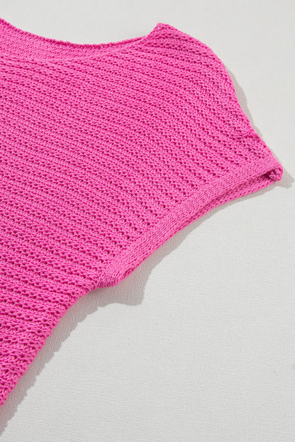 Rosa fester, lockerer strickpullover mit kurzen dolman-ärmeln