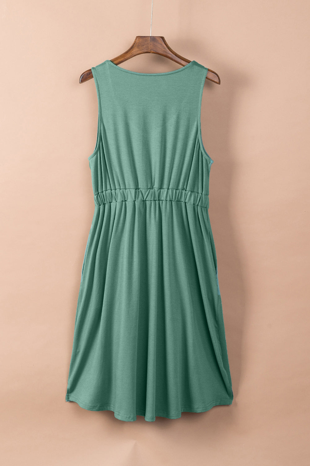 Grünes ärmelloses minikleid mit hoher taille und knöpfen