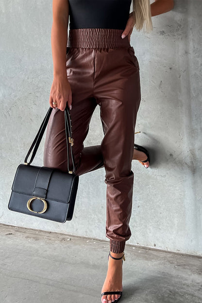 Braune gesmokte leder-skinny-hose mit hoher taille