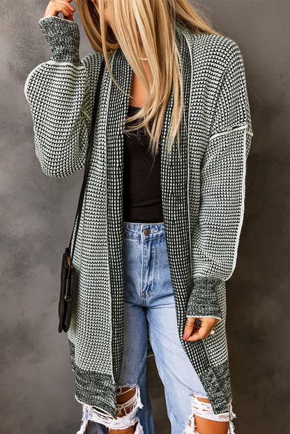 Graue karierte strickjacke mit offener vorderseite