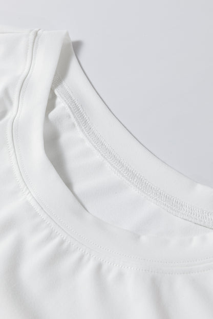 Weißes kurzärmeliges freizeitkleid mit gerüschtem saum