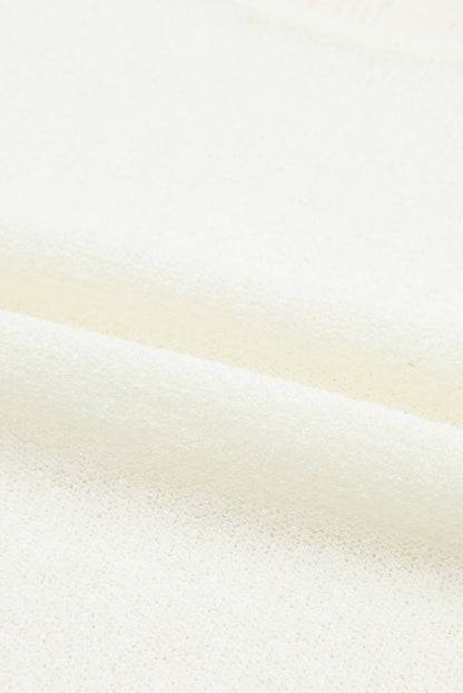 Weißer langärmeliger pullover mit schulterausschnitt