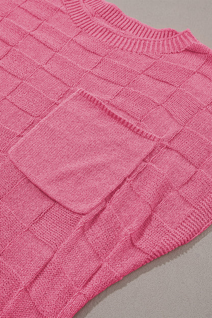 Leuchtend rosafarbener strickpullover mit kurzen ärmeln und gitterstruktur