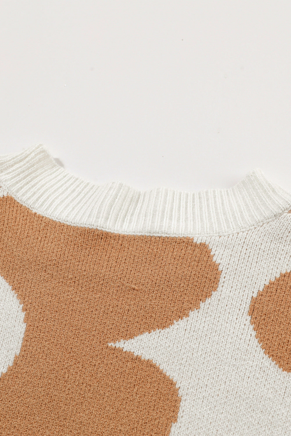 Khakifarbener pullover mit großem blumenmuster und hängenden schultern