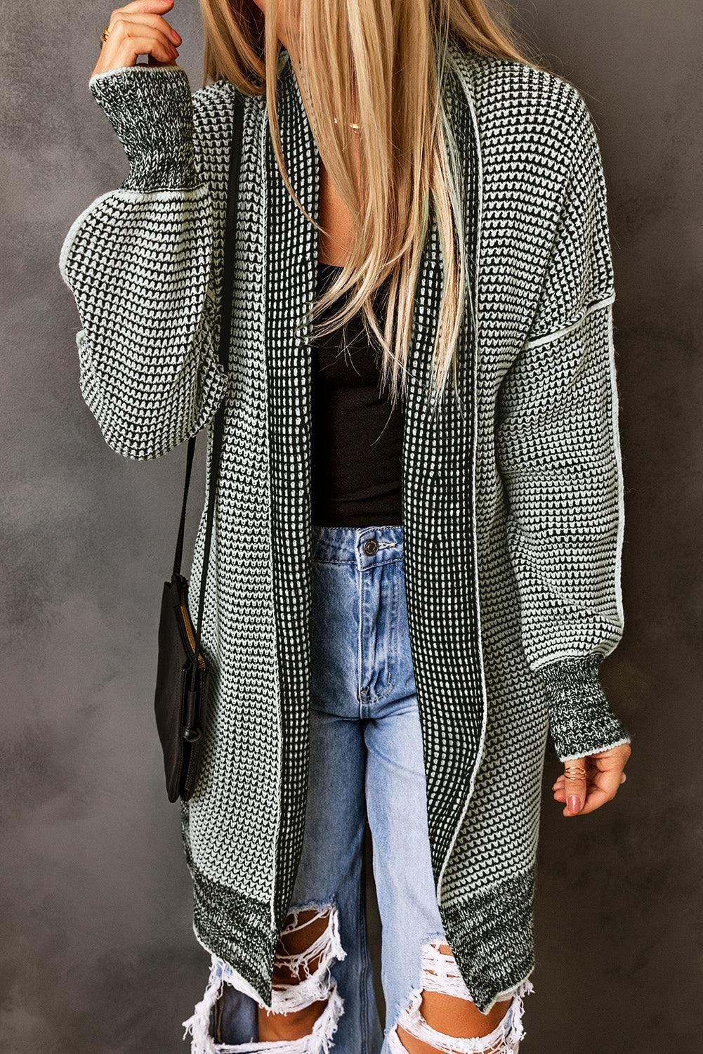 Graue karierte strickjacke mit offener vorderseite