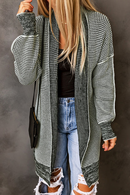 Graue karierte strickjacke mit offener vorderseite