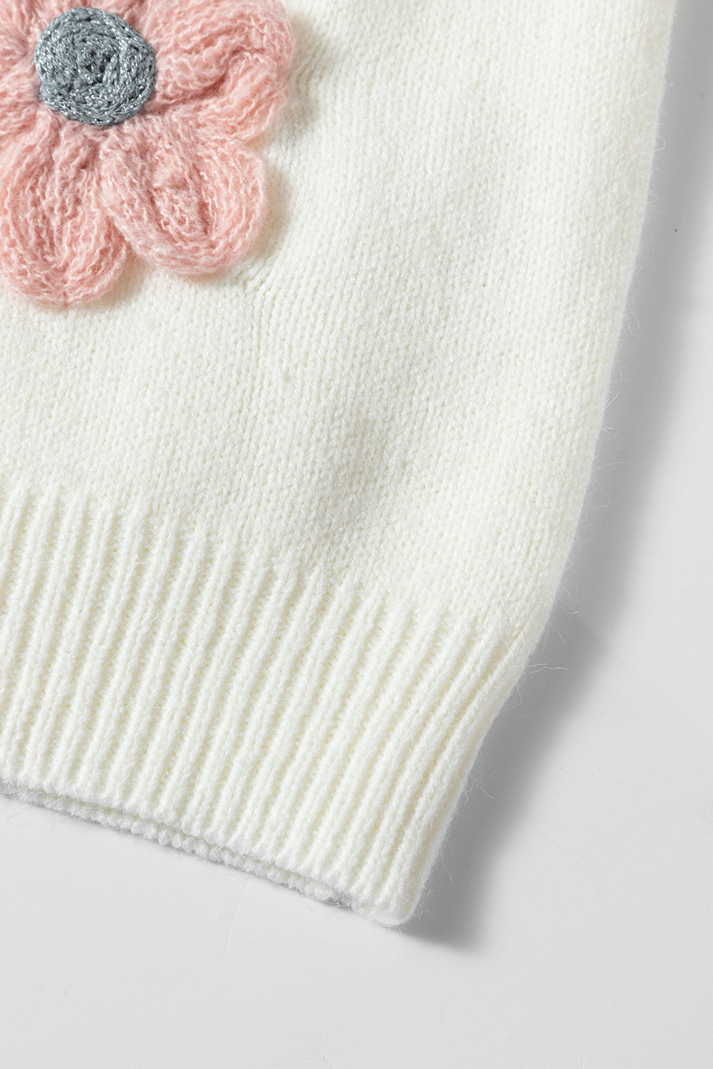 Weißer gehäkelter blumen-v-ausschnitt-pullover