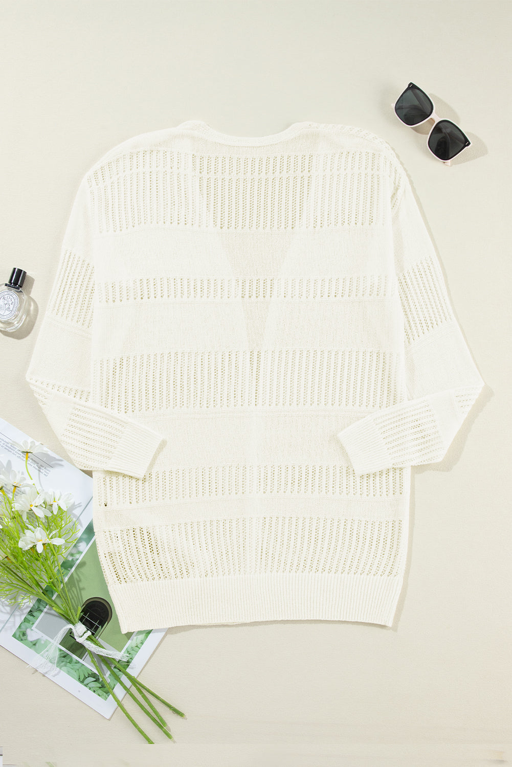 Weiße, einfarbige, leichte, offen gestrickte tunika-strickjacke