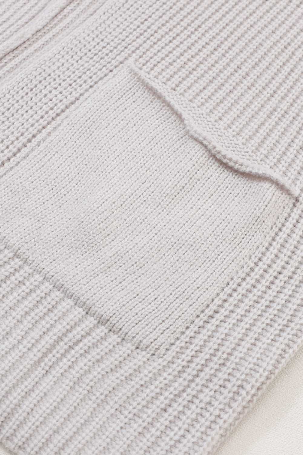 Grauer übergroßer pullover mit umgeschlagenen ärmeln cardigan