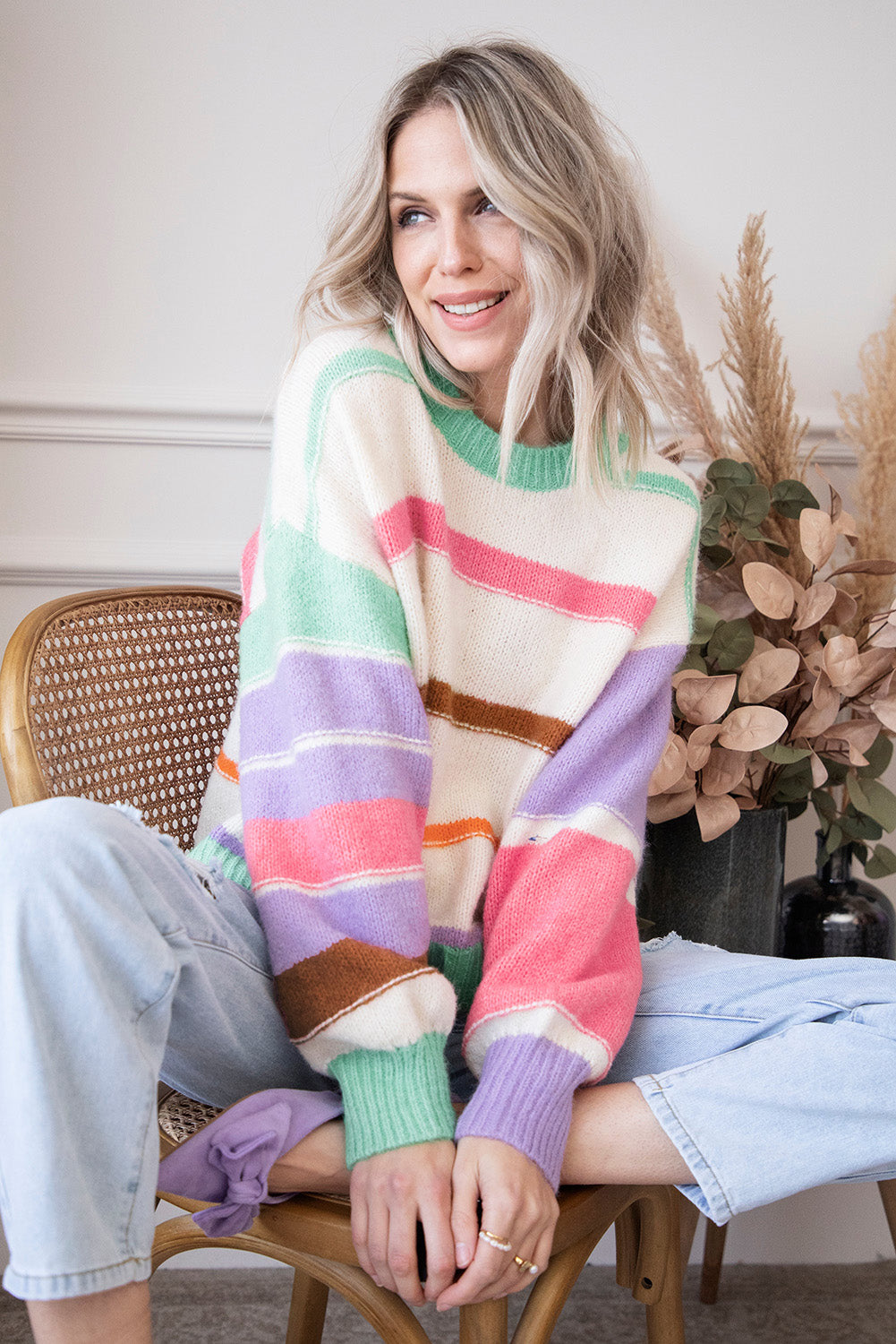 Mehrfarbig gestreifter colorblock pullover mit überschnittenen schultern