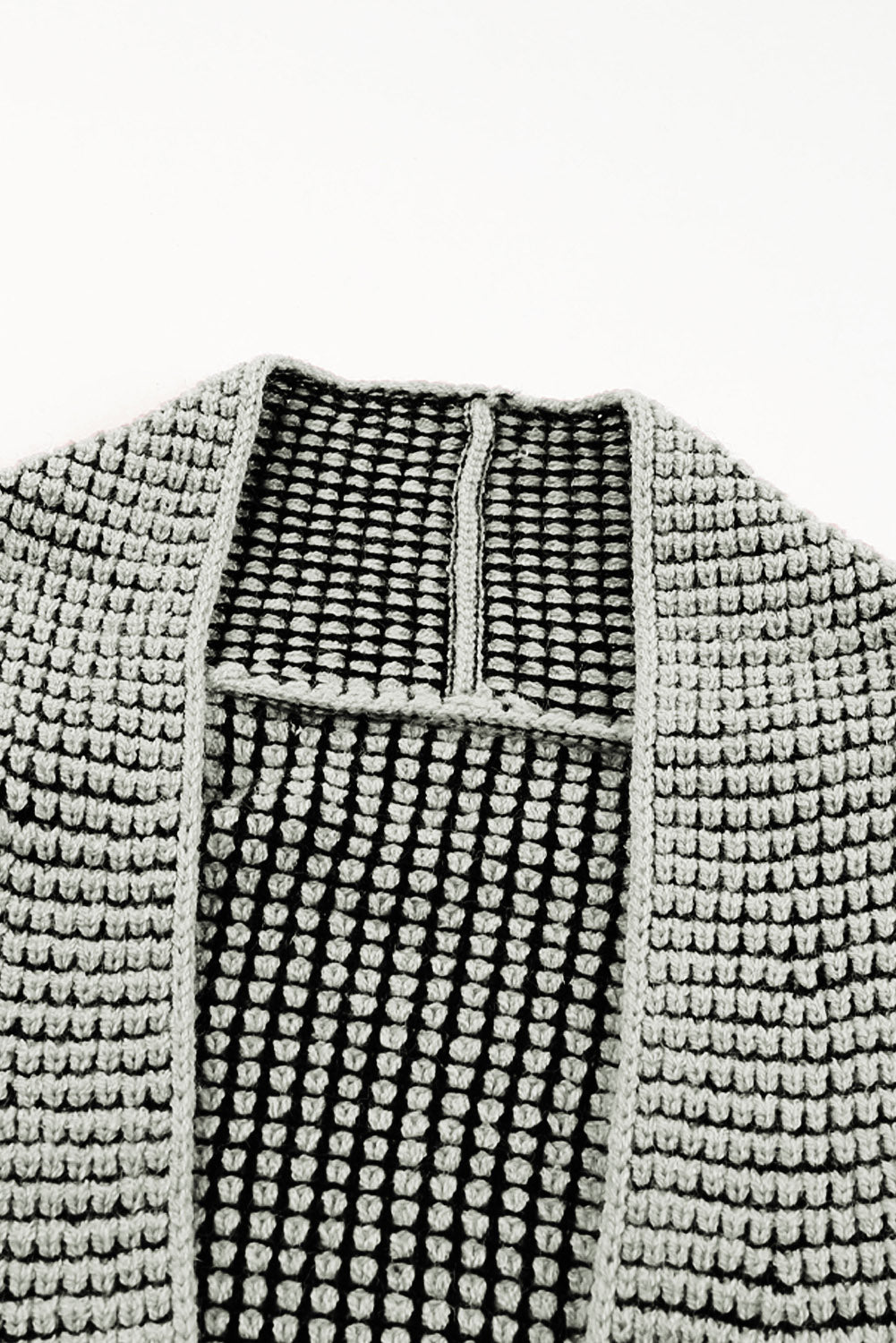 Grauer strukturierter strick-cardigan mit taschen
