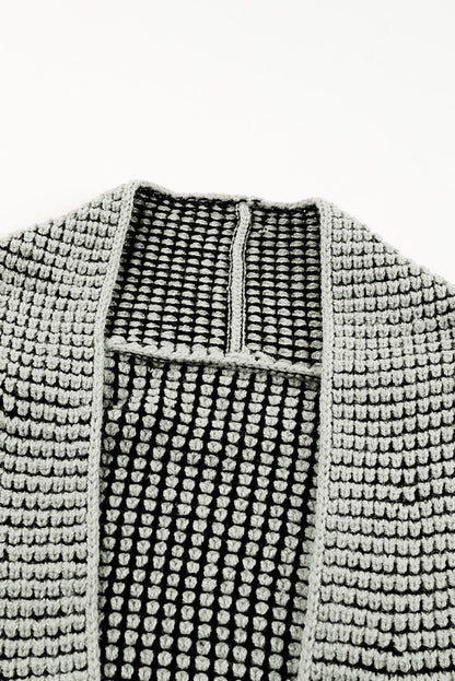 Grauer strukturierter strick-cardigan mit taschen