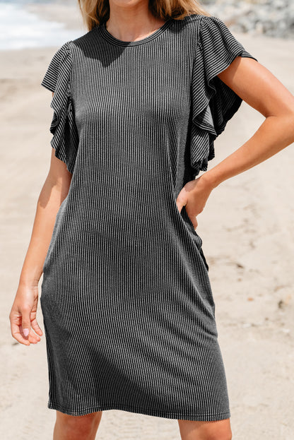 Schwarzes strukturiertes minikleid mit gerafften flatterärmeln