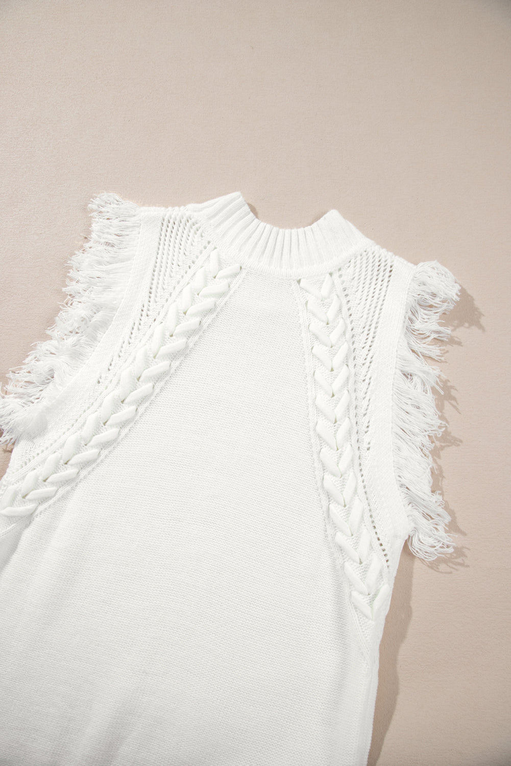 Weißer gewebter ärmelloser pullover mit quastenausschnitt weste