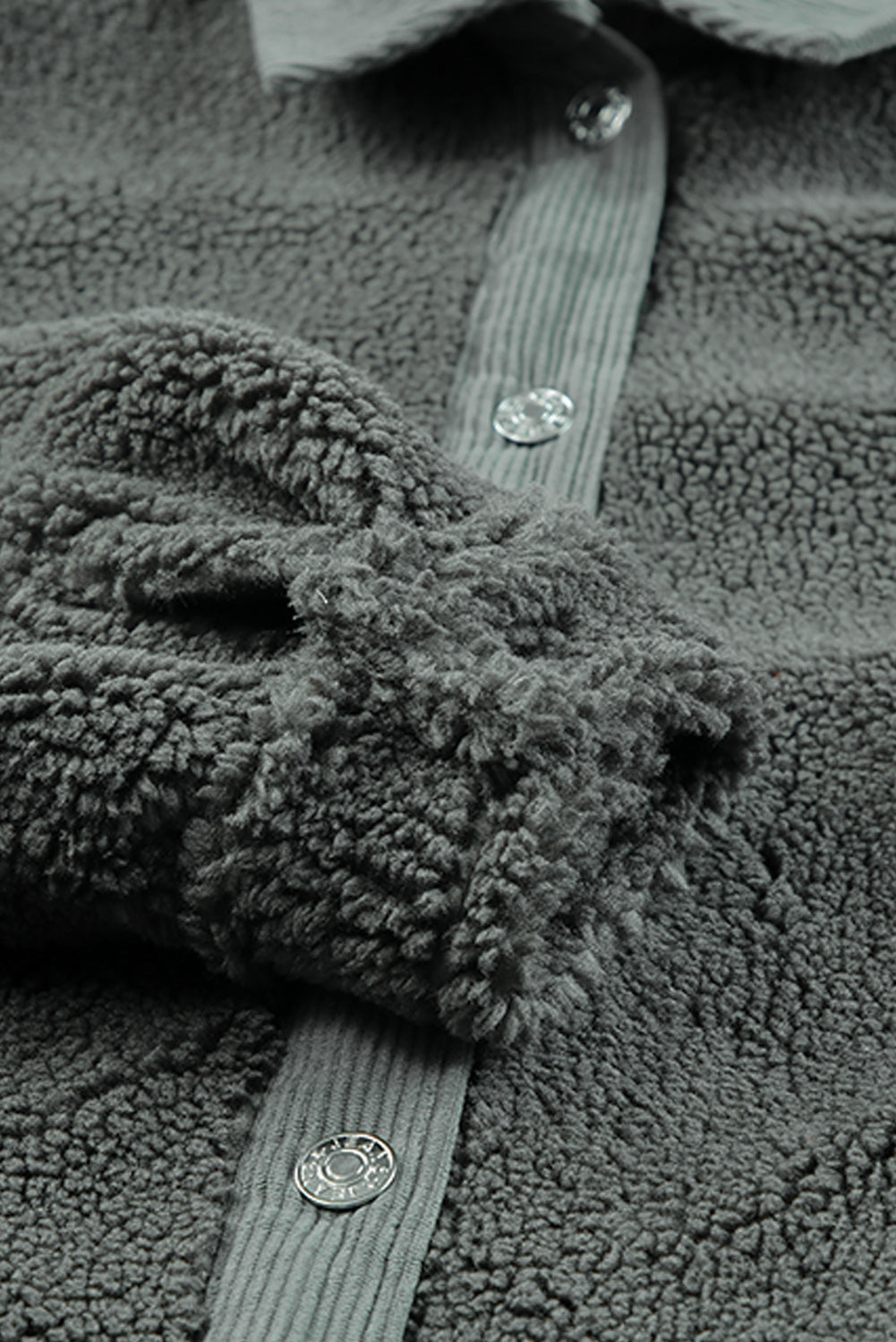 Graue sherpa jacke mit cordbesatz und ellbogenaufnäher
