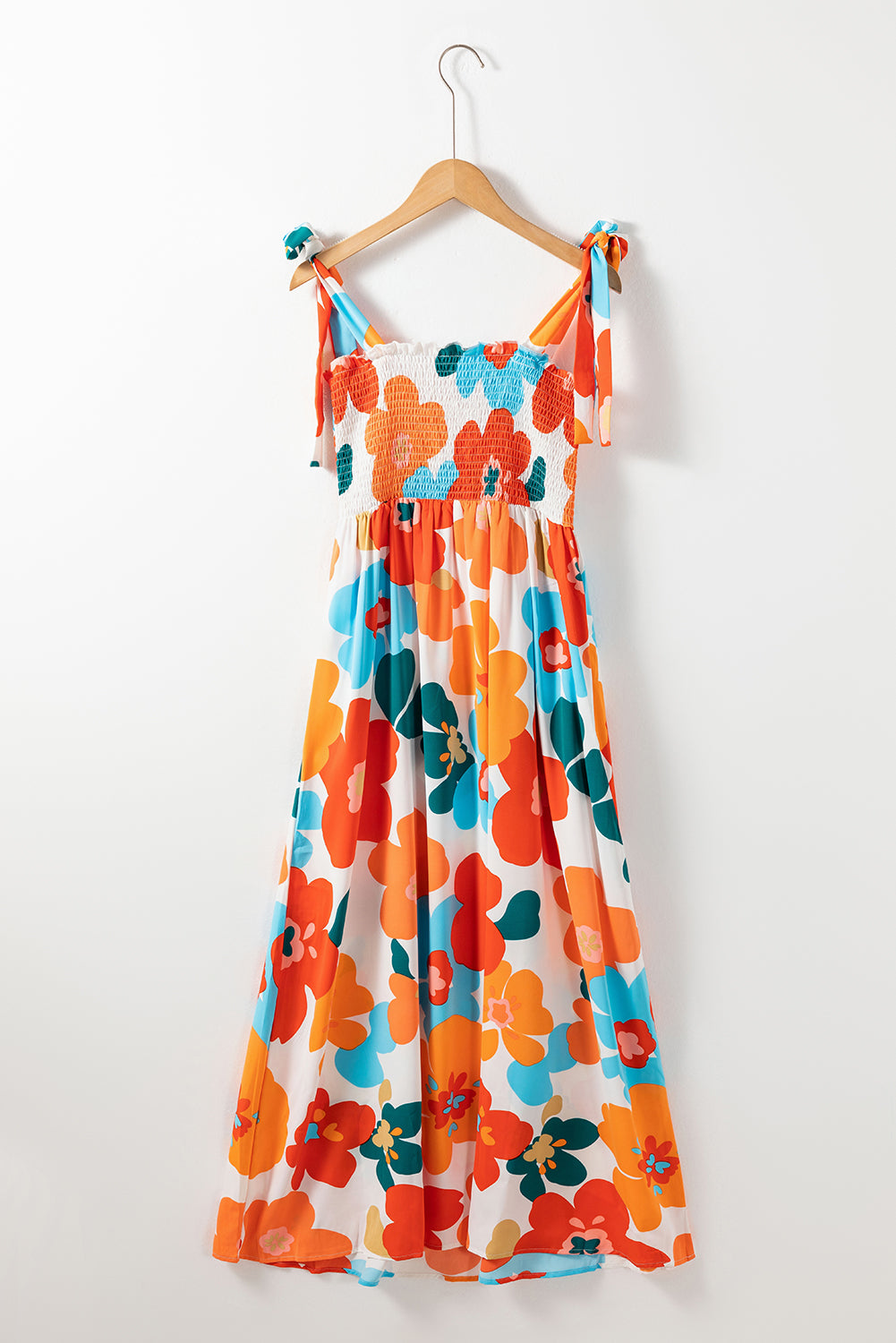 Orangefarbenes maxikleid mit selbstgebundenen trägern und gesmokter oberweite