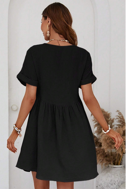 Schwarzes gefaltetes minikleid mit kurzen ärmeln und v-ausschnitt
