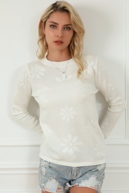 Weißer blumenstrickpullover mit langen ärmeln