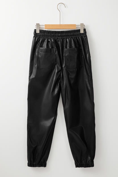 Schwarze kunstleder-jogginghose mit gesmokter taille und kordelzug