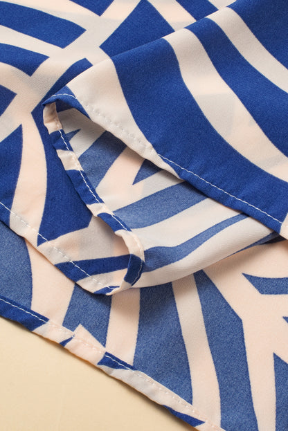 Himmelblaues boho bedrucktes kleid mit kurzen ärmeln und flare-teilung