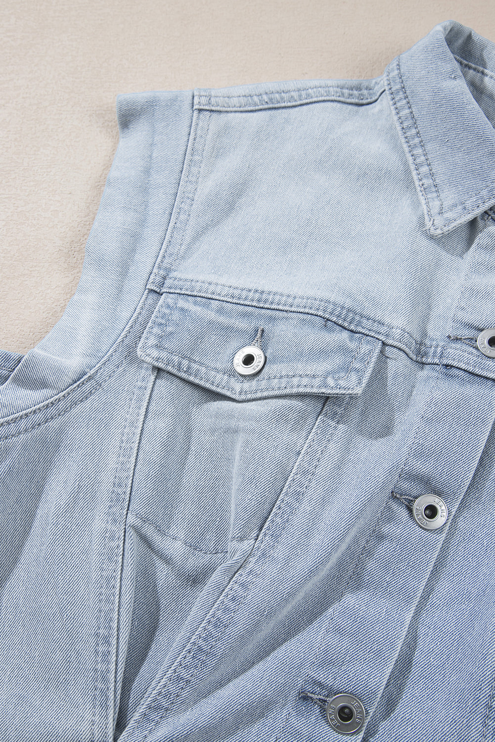 Hellblaues acid wash flap pockets ausgefranstes denim-kleid