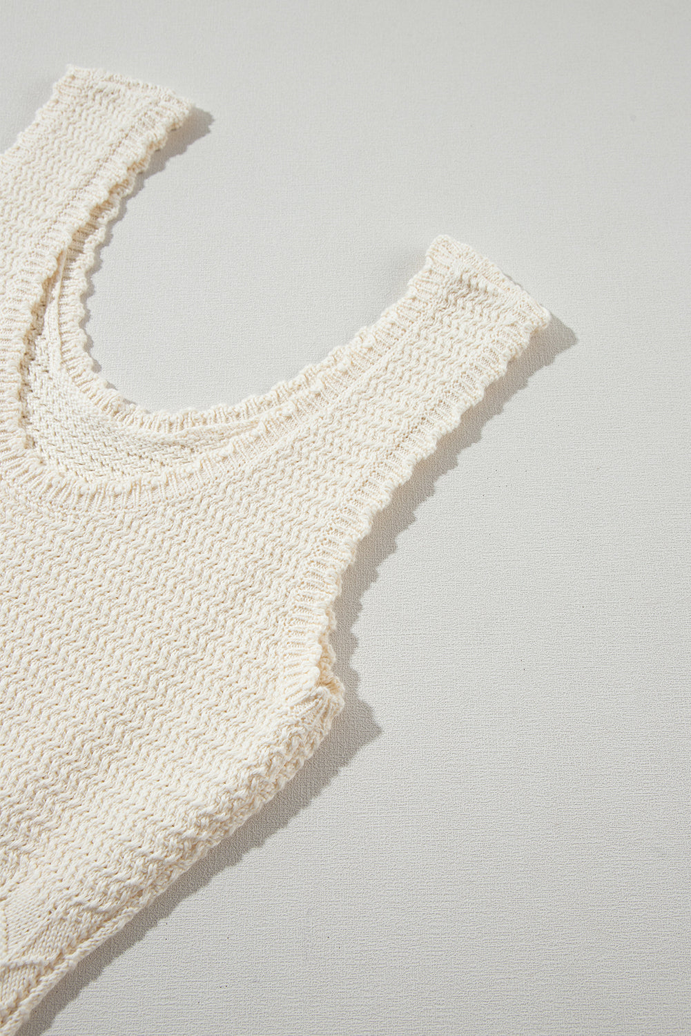 Beigefarbenes strickkleid ohne ärmel mit mischstruktur