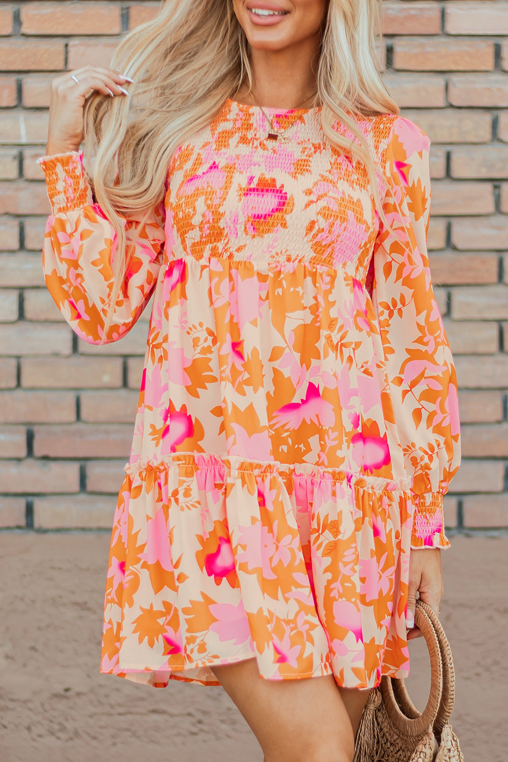 Abstraktes minikleid mit gerafften laternenärmeln in orange