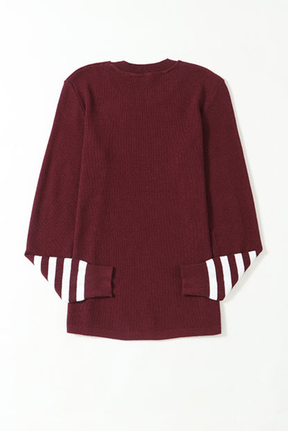 Rot gestreifter einfarbiger strickpullover mit ärmeln