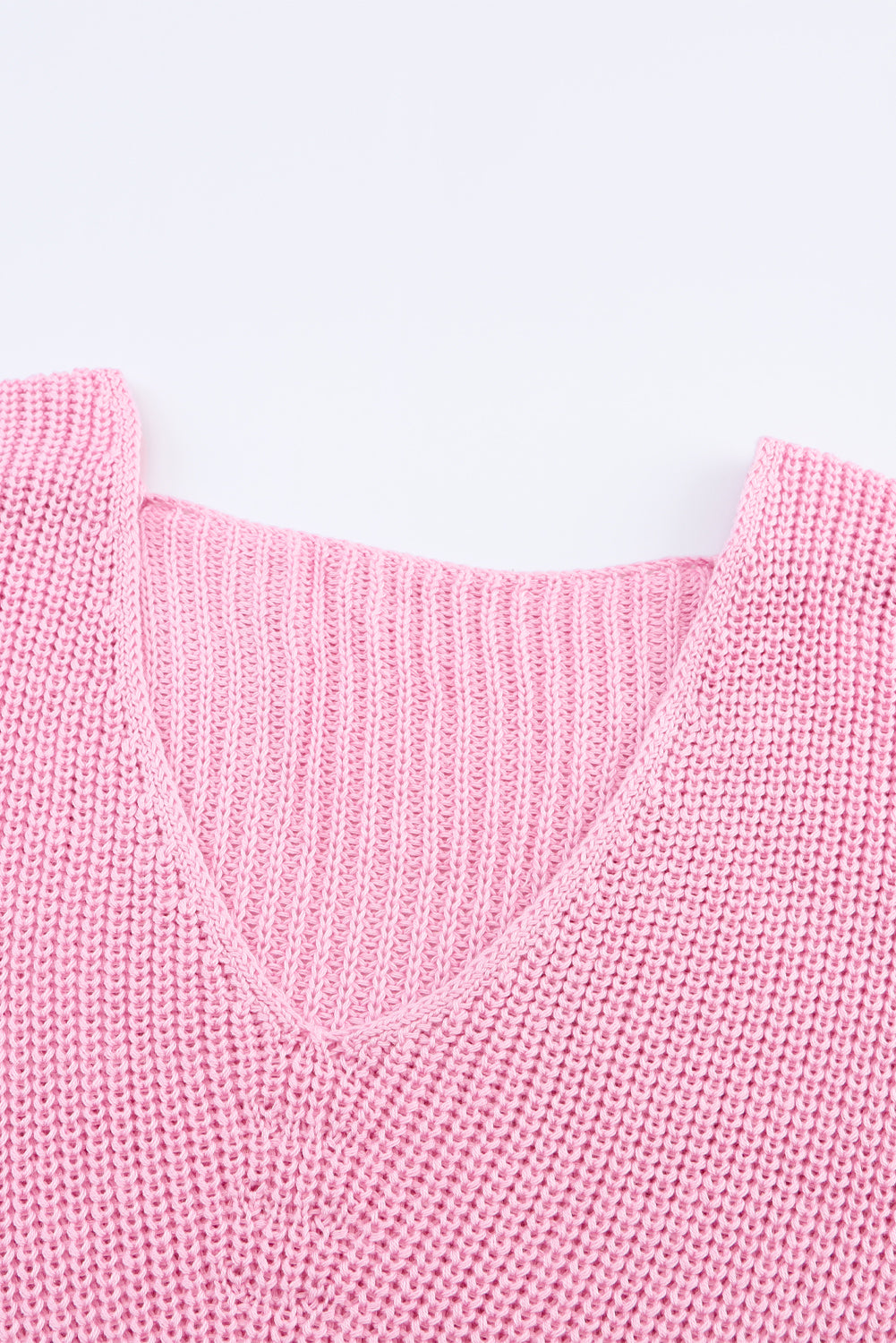 Rosa pullover mit v-ausschnitt aus rippenstrick