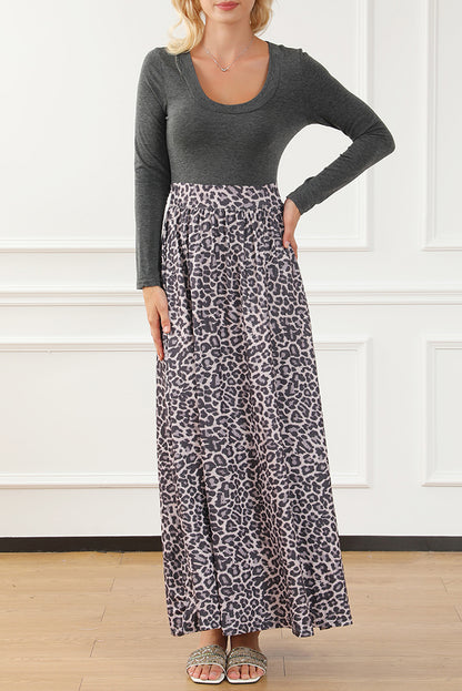 Schwarzes langärmeliges maxikleid mit leopardenmuster