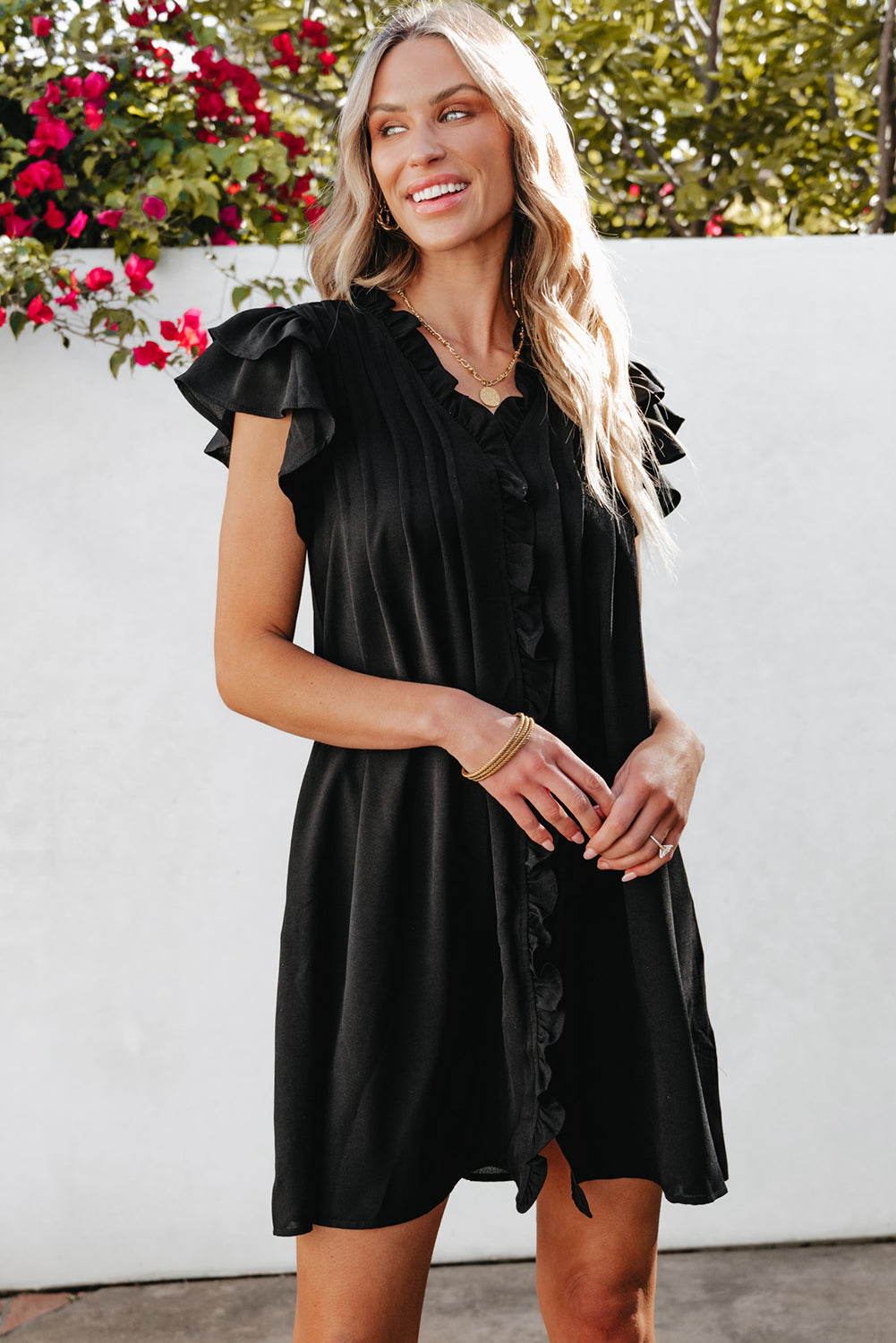 Schwarzes Shiftkleid mit Rüschenärmeln und V-Ausschnitt mit Rüschen