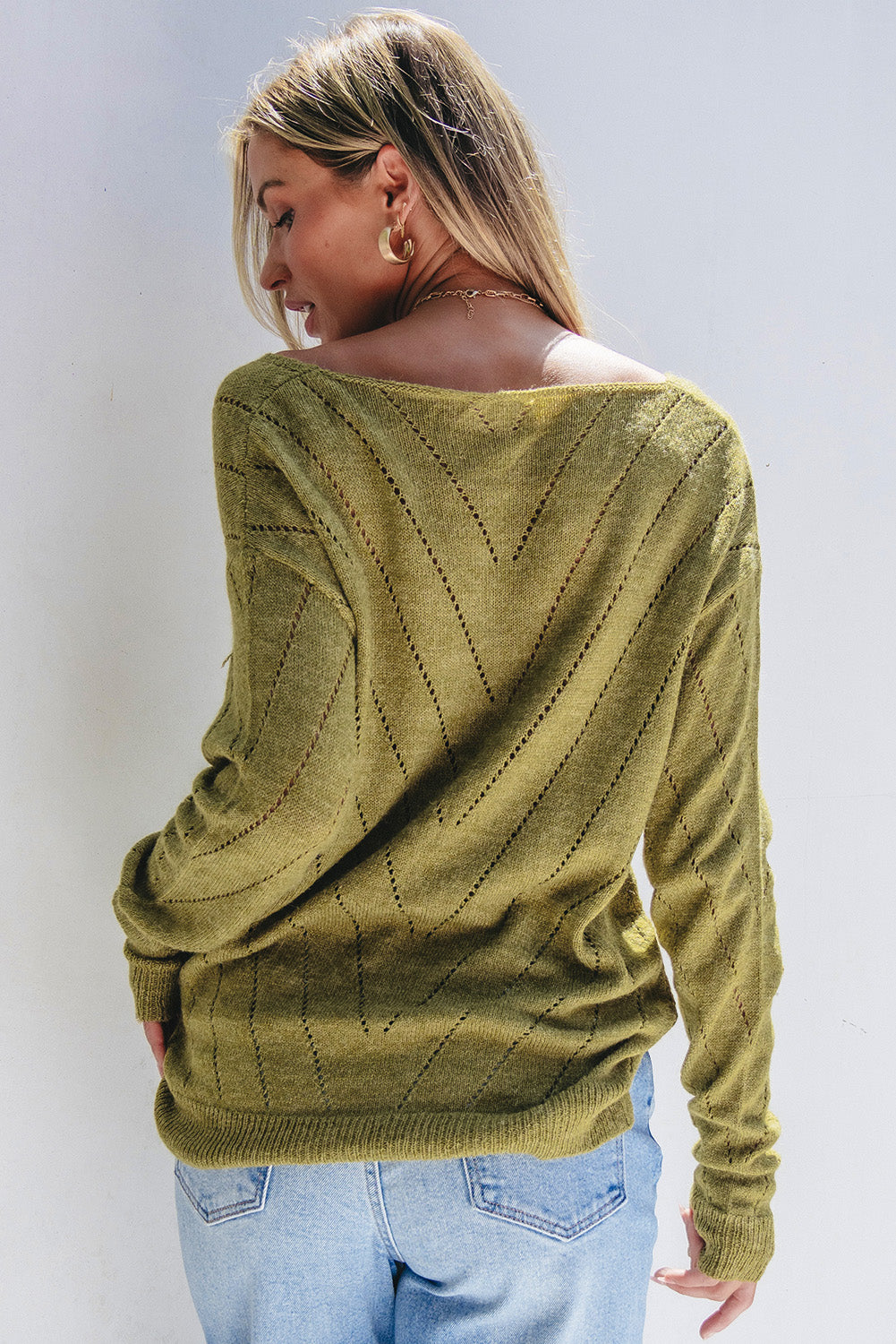 Salbeigrüner pullover mit v-ausschnitt und tropfenschulter in ösenform