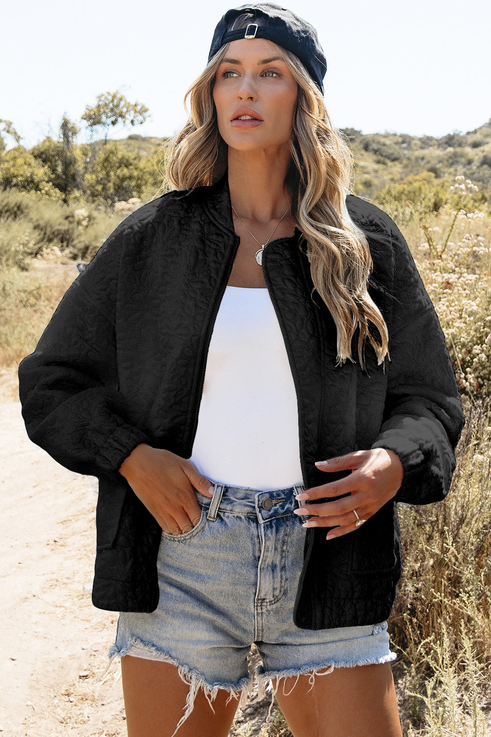 Schwarze gesteppte jacke mit blumenmuster