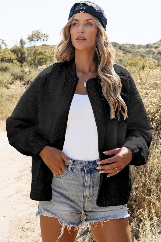 Schwarze gesteppte jacke mit blumenmuster