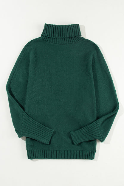 Schwarz-grüner pullover mit gesticktem buchstaben und hohem ausschnitt
