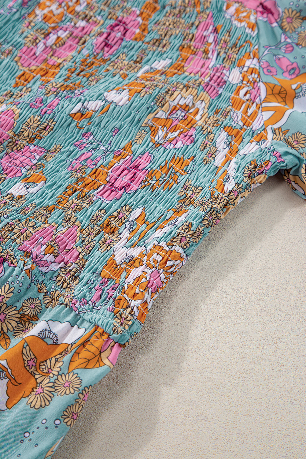 Gelbes kleid mit gesmoktem oberteil, hoher taille und puffärmel mit blumenmuster