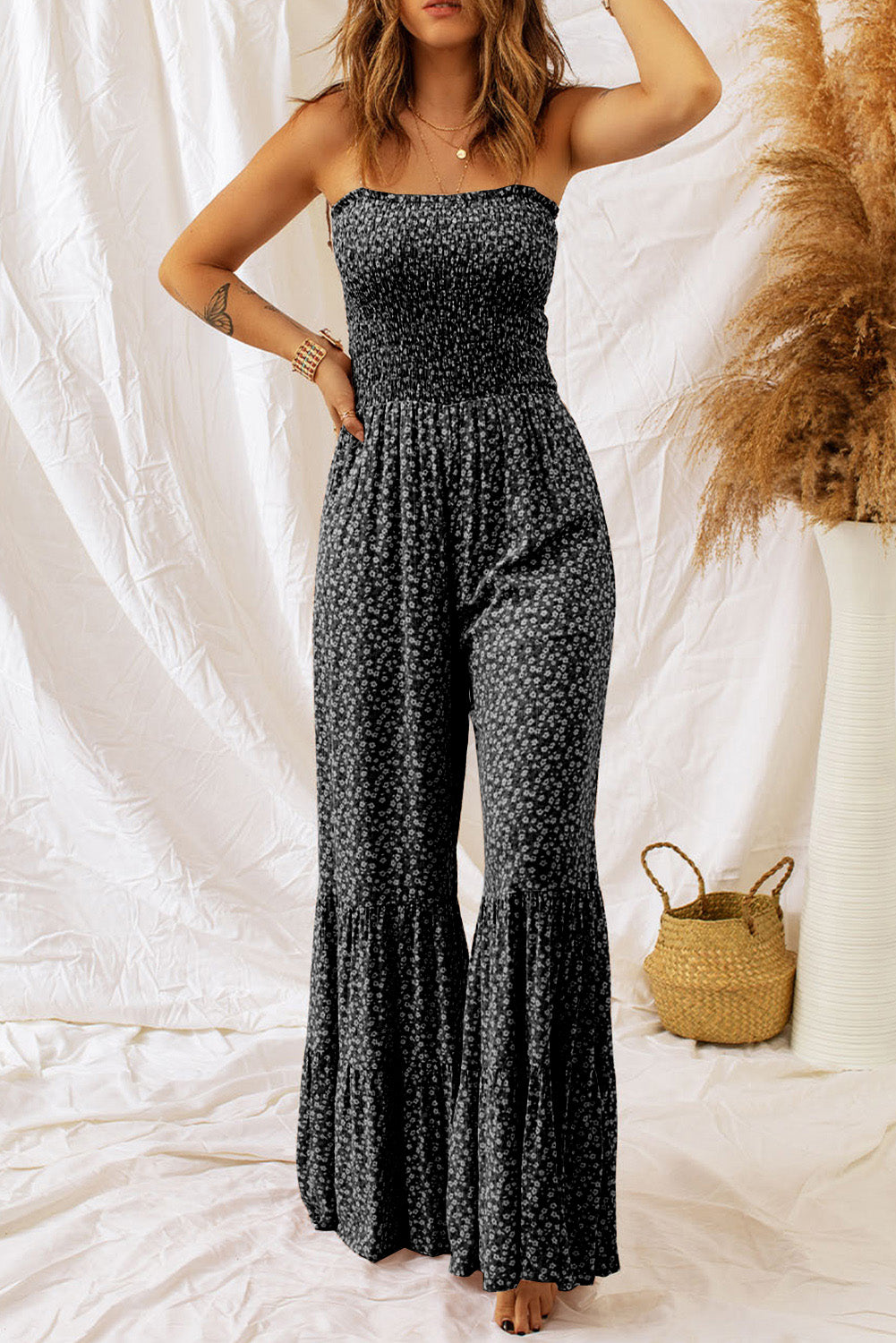 Schwarzer schmaler riemen gesmokter mieder weites bein floraler jumpsuit