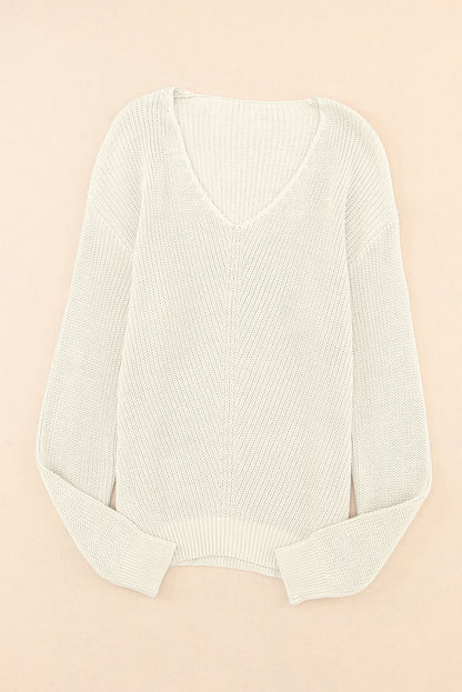 Beigefarbener pullover mit v-ausschnitt aus rippenstrick