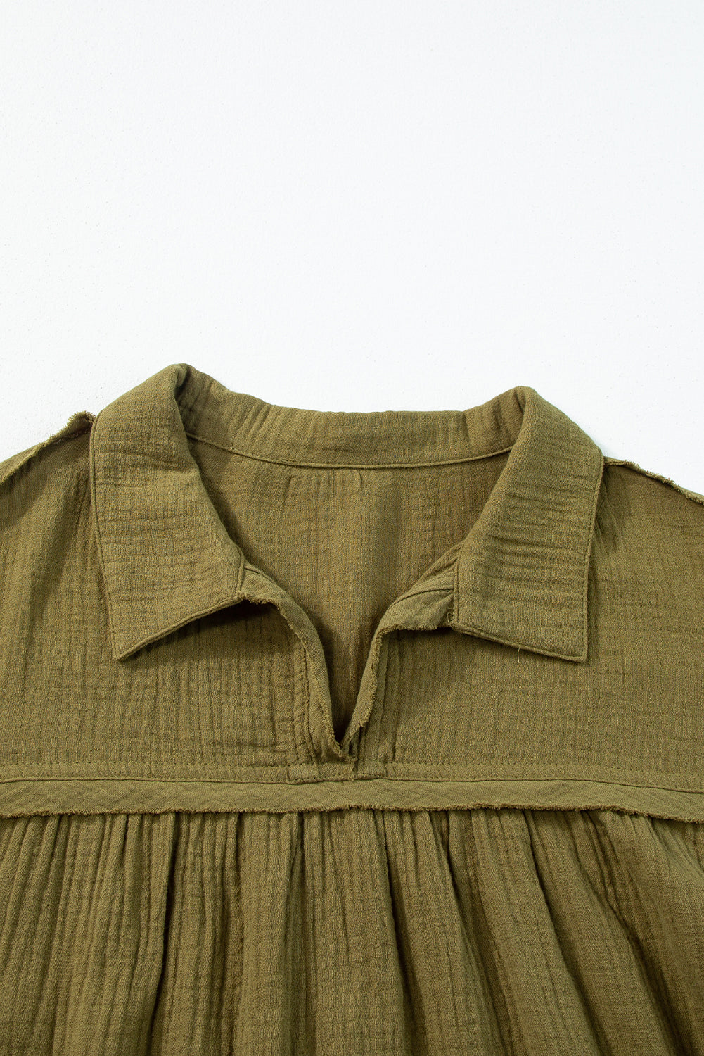 Grünes ausgefranstes kleid mit ausgestelltem puffärmel und schlitzausschnitt