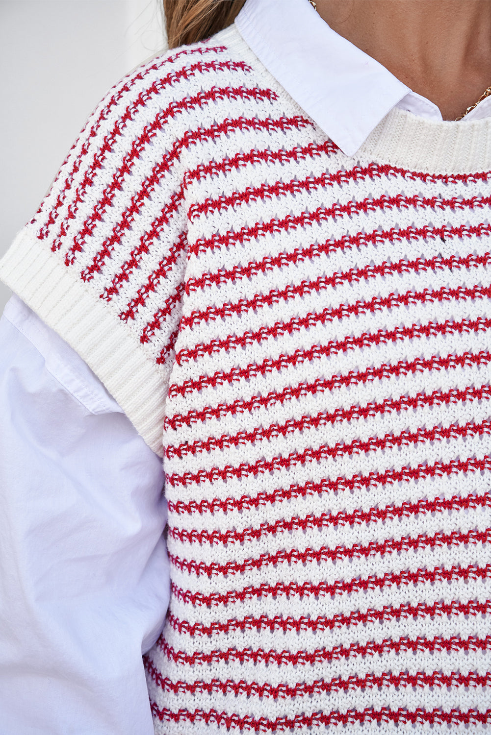 Rot gestreifte, gerippte weste mit lockerer passform und gestricktem pullover
