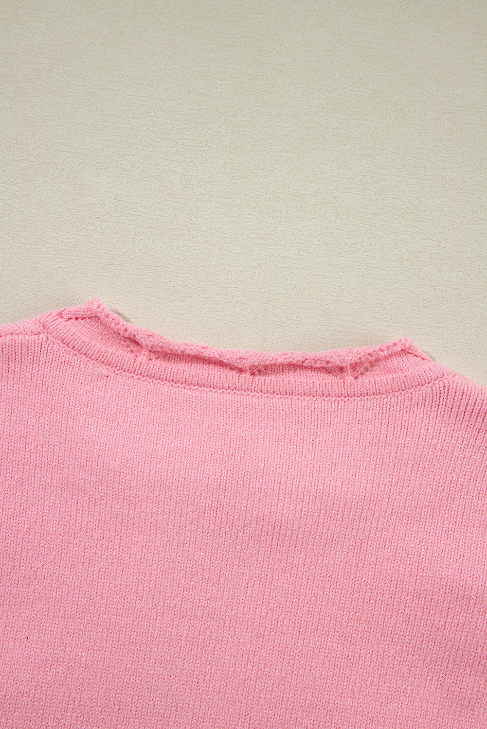 Pfirsichblüte blumendetail gestrickter pullover mit gekerbtem hals