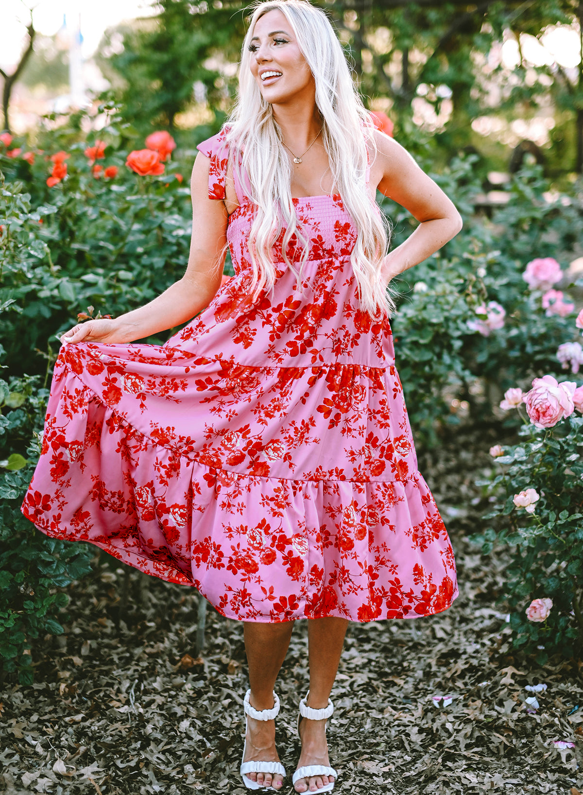 Rosa kleid mit gestuften blumenträgern und krawattenschultern