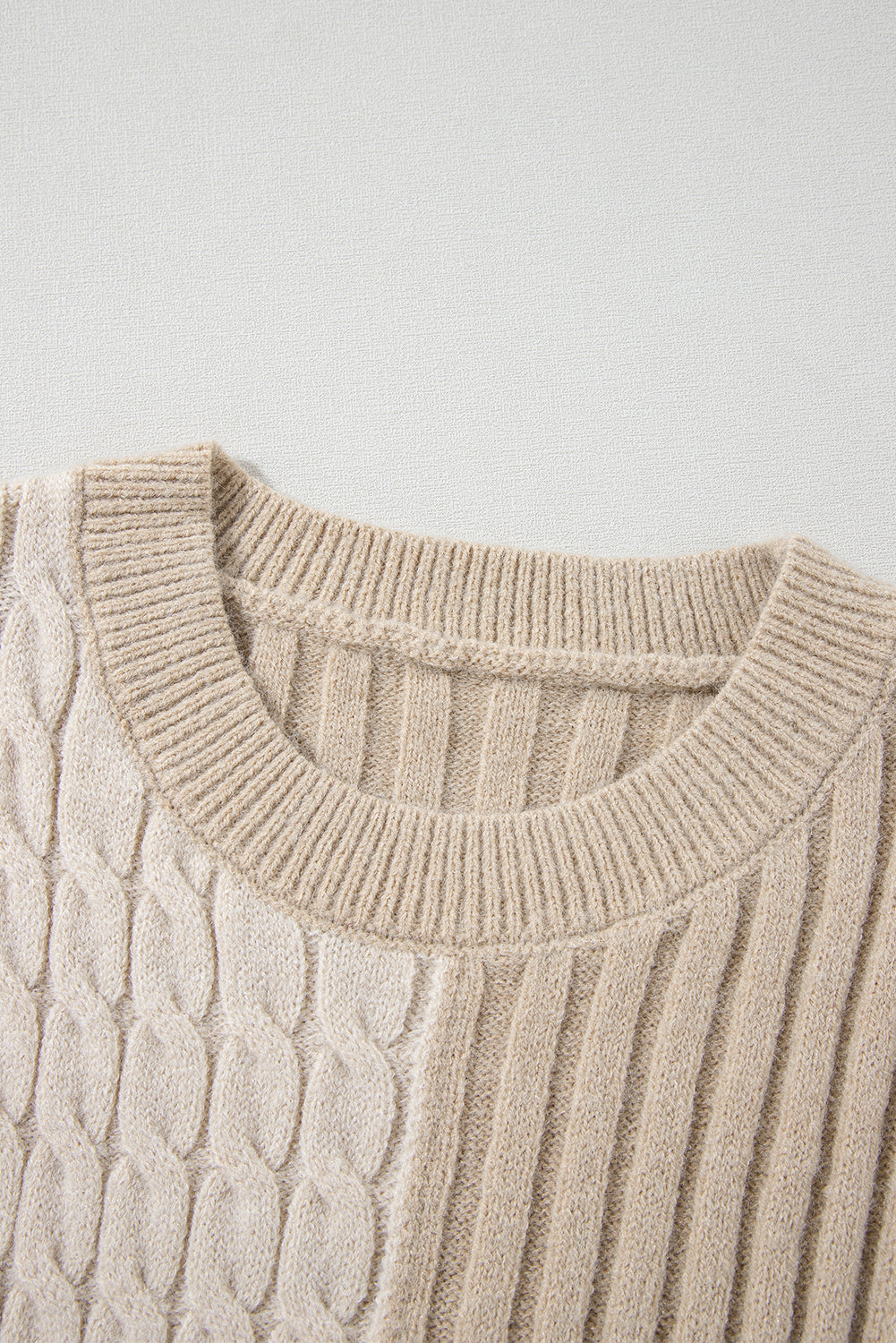 Khakifarbener strickpullover mit rundhalsausschnitt und schulterträger