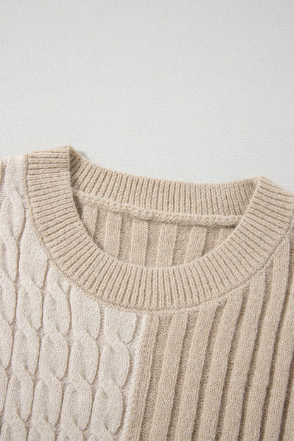 Khakifarbener strickpullover mit rundhalsausschnitt und schulterträger