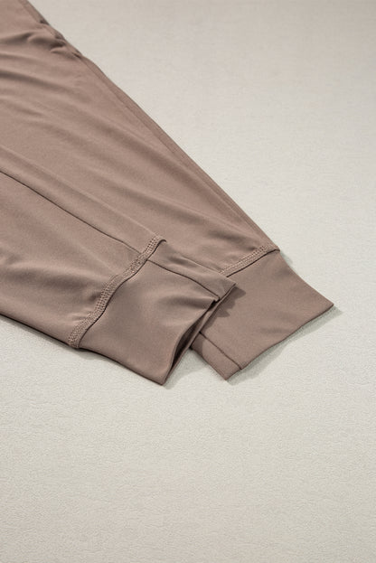 Dunkelbraune jogginghose mit taschen und kordelzug an der taille