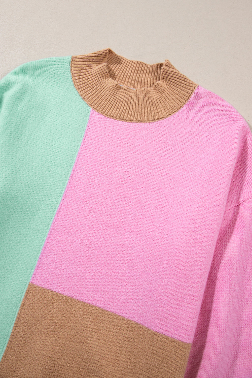 Mehrfarbiger colorblock-pullover mit geripptem halsausschnitt