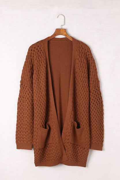 Brauner strickcardigan mit offener vorderseite und gewebter textur und taschen